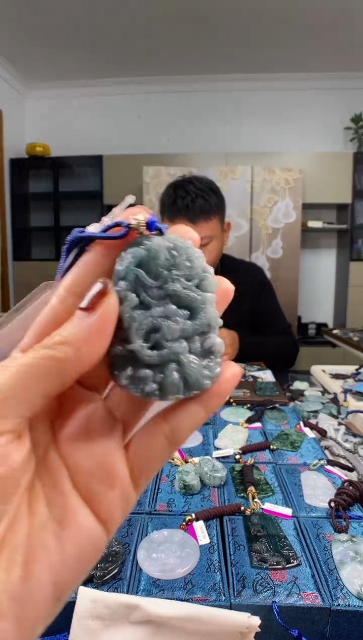 颈饰未镶嵌翡翠  多样性发其一