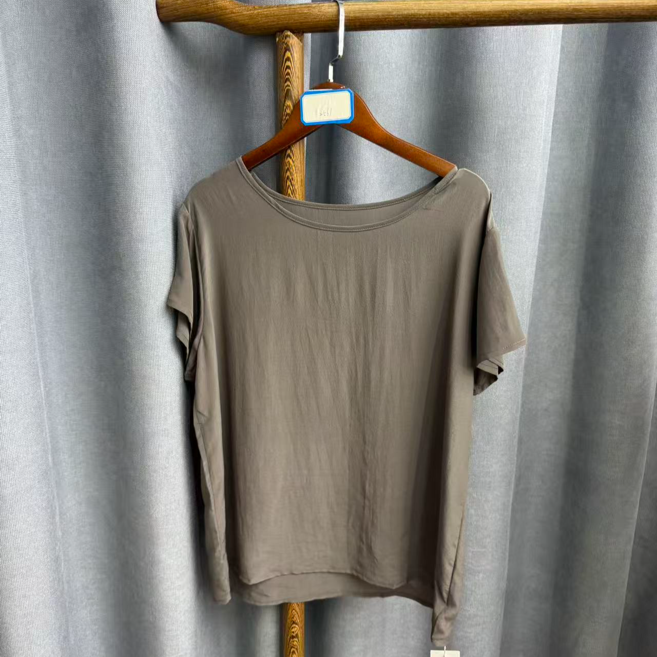 （瑕疵）秋季新款休闲时尚圆领桑蚕丝短袖上衣女Z561