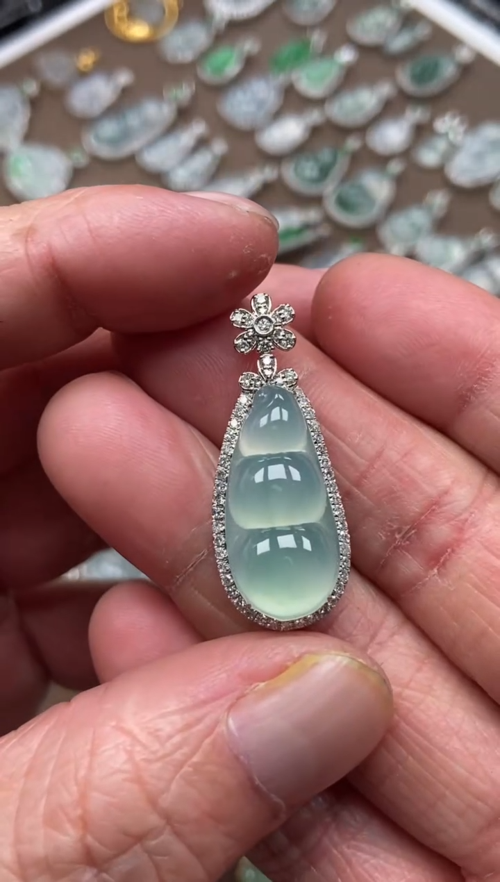 【闪购商品】翡翠吊坠(不含链)18K金镶嵌福豆