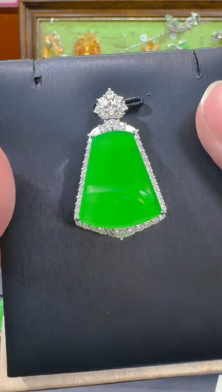 【闪购商品】翡翠吊坠(赠链)18K金镶嵌天然A货翡翠