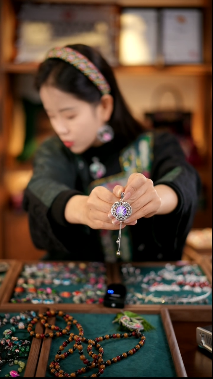 刺绣私人定制苗族手工W413