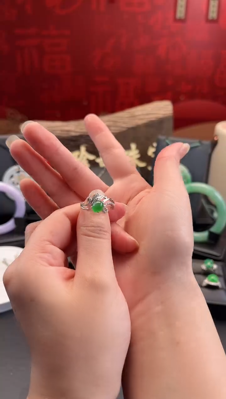 翡翠戒指18K金镶嵌戒指