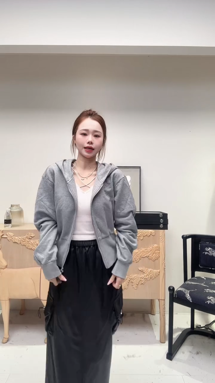 灰色小短款经典拉链连帽卫衣