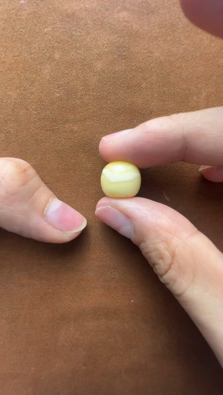 【闪购商品】蜜蜡裸石未镶嵌俄料微瑕13.1*11.8m1.305克