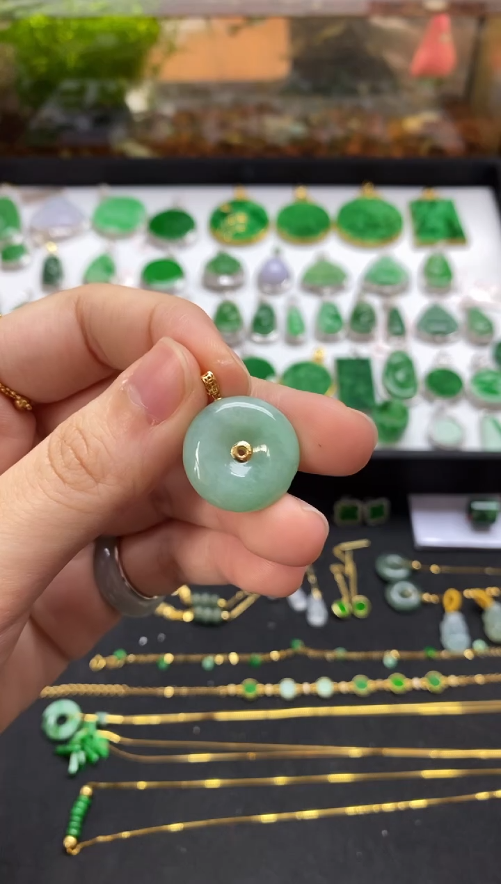 吊坠(不含链)18K金镶嵌翡翠有纹裂、缺口瑕疵