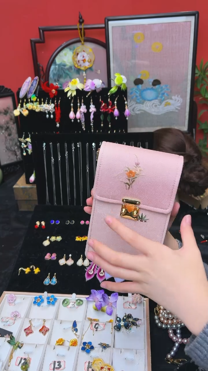 刺绣L**a非遗绒花苏绣饰品