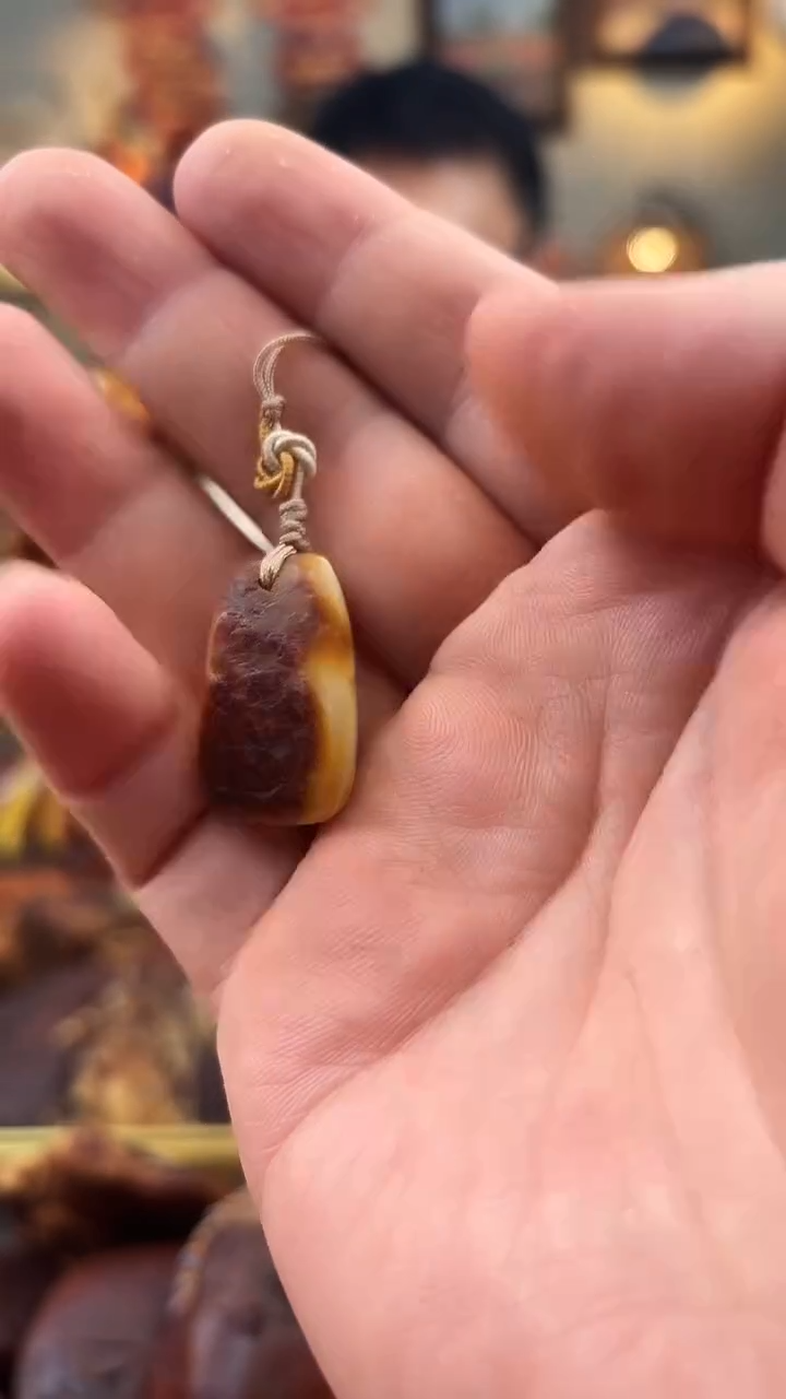 未镶嵌颈饰琥珀挂件