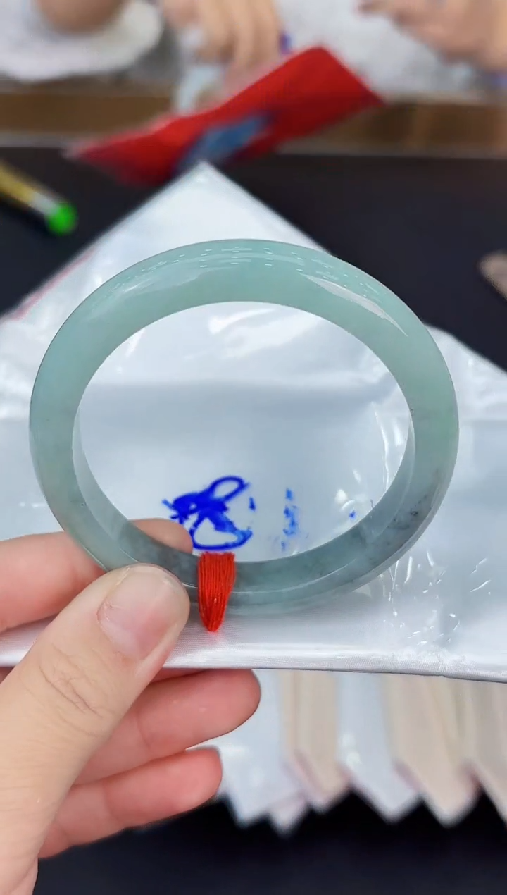 翡翠手镯未镶嵌翡翠手镯