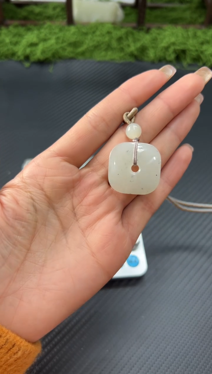 吊坠(赠链)未镶嵌和田玉黑山微色差吊坠J