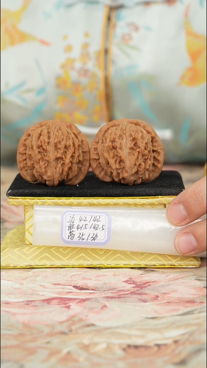 【闪购商品】文玩核桃把件一代楼