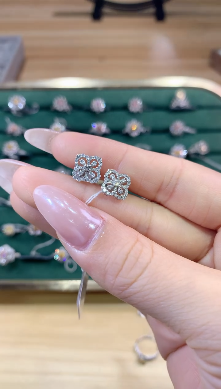 18K金镶嵌耳饰钻石耳饰