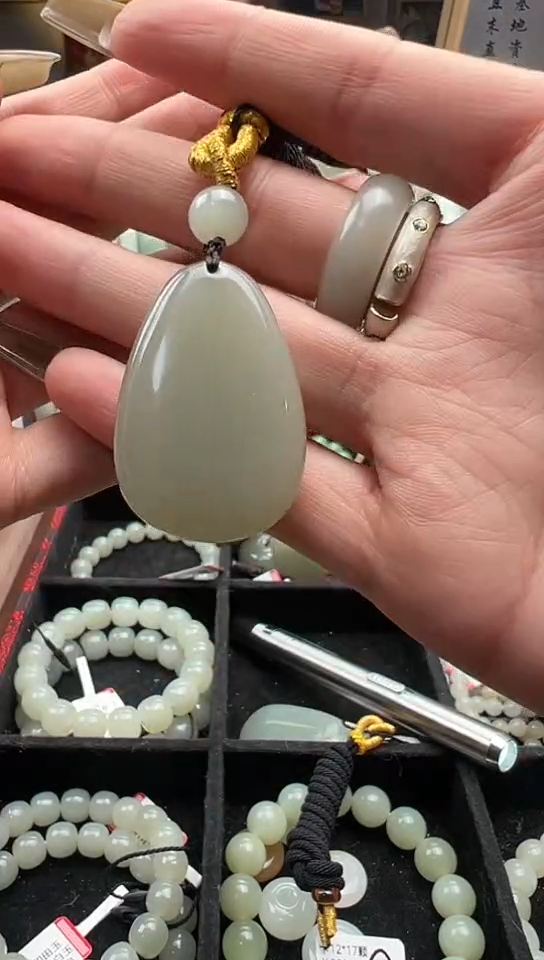 【闪购商品】和田玉吊坠(赠链)未镶嵌且末料青白玉随性吊坠18.1克