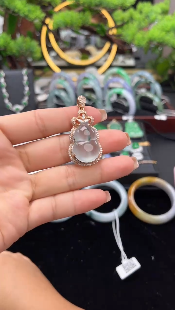 颈饰18K金镶嵌翡翠吊坠