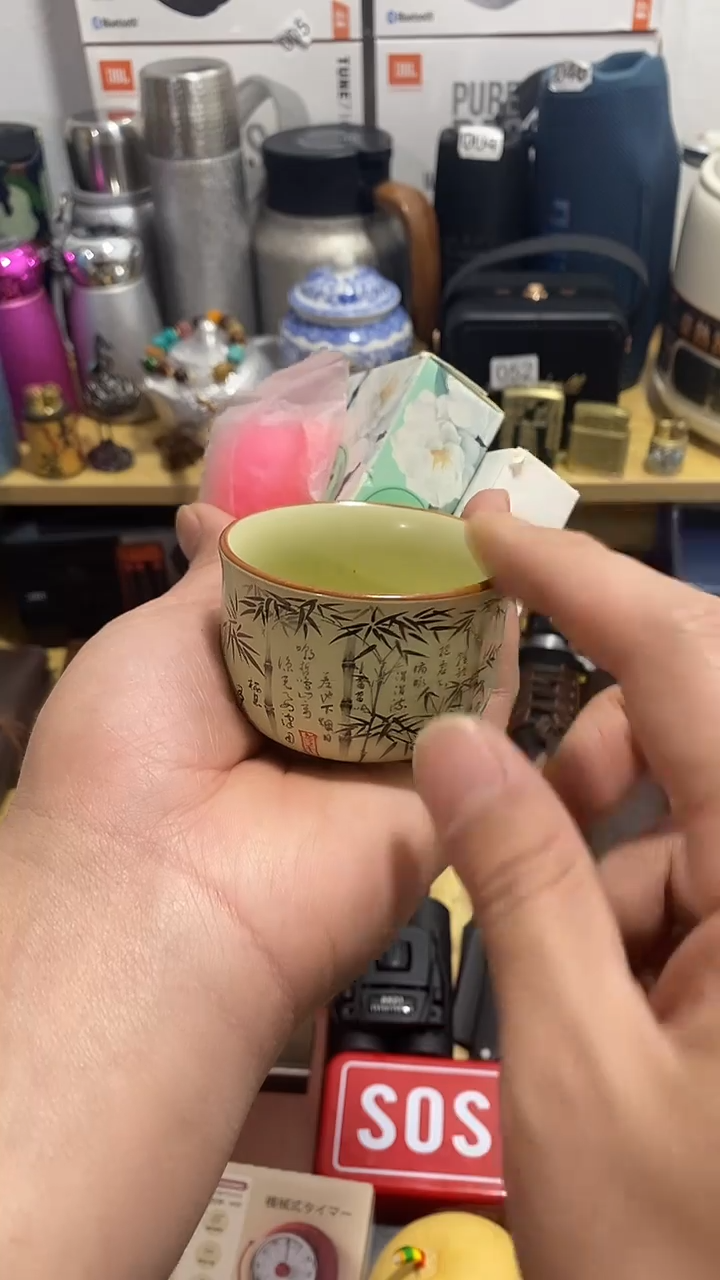 手工艺品琉璃闪购商品如图所示