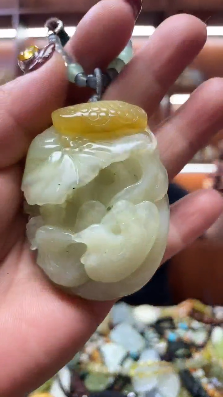 未镶嵌蛇纹石玉吊坠      