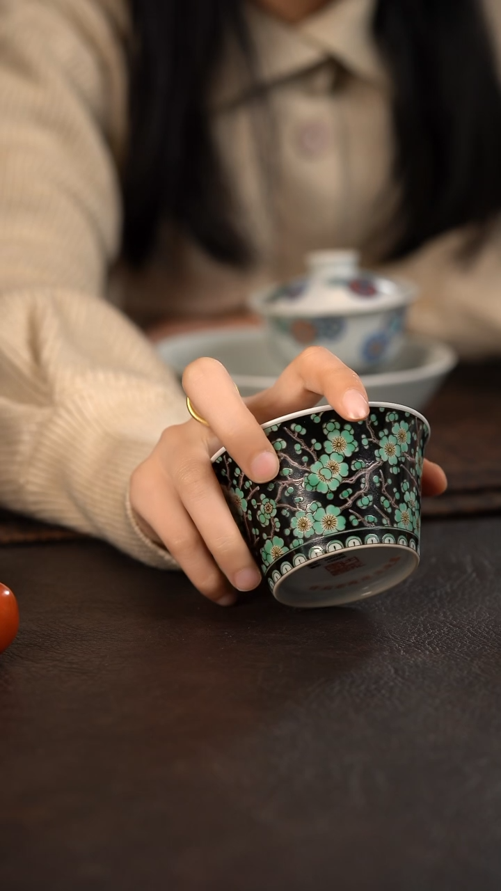 【闪购商品】杯云霞珍藏古彩黑地绿梅马蹄杯