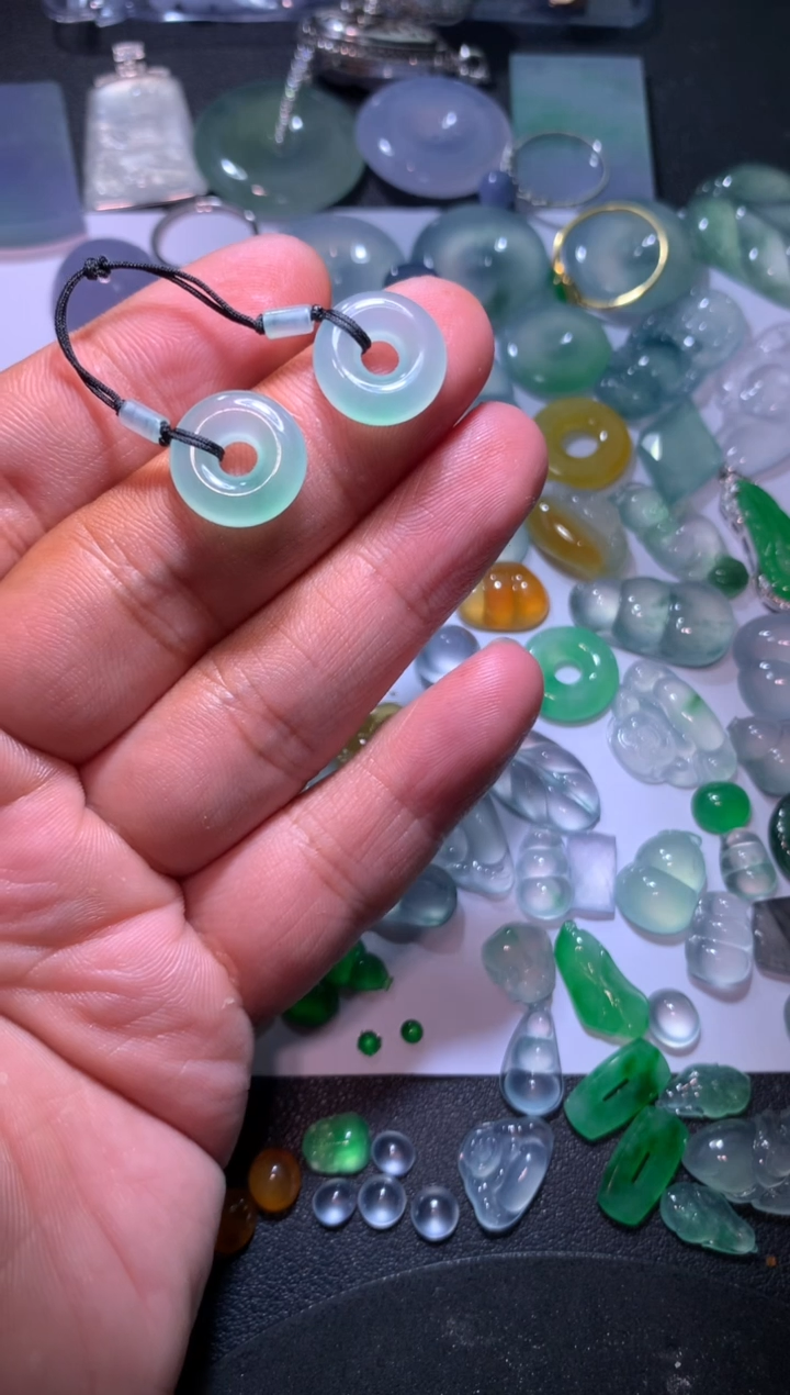 【闪购商品】翡翠颈饰未镶嵌甜甜圈一对