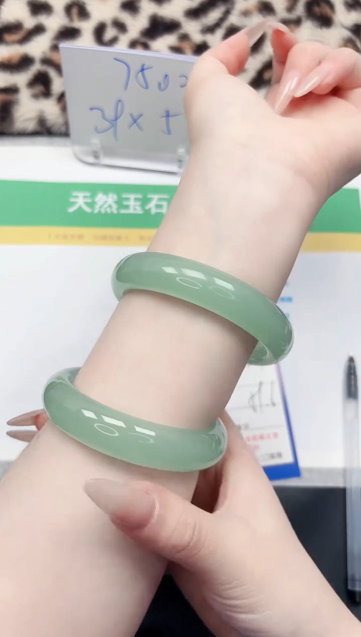 【闪购商品】石英质玉手镯未镶嵌74-59.6