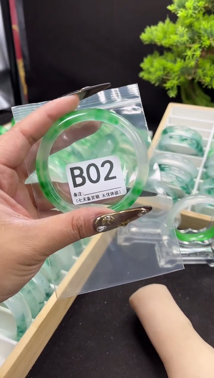 【闪购商品】石英岩玉手镯未镶嵌B02