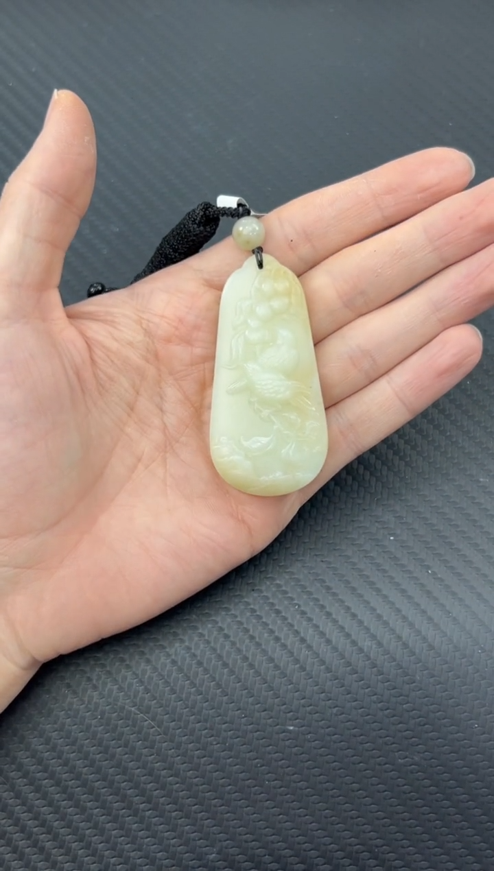 【闪购商品】和田玉吊坠(赠链)未镶嵌且末微色差迪克兰吊坠