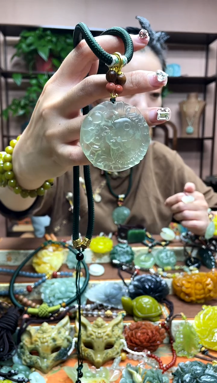 未镶嵌岫玉颈饰多样性发货发其中之一