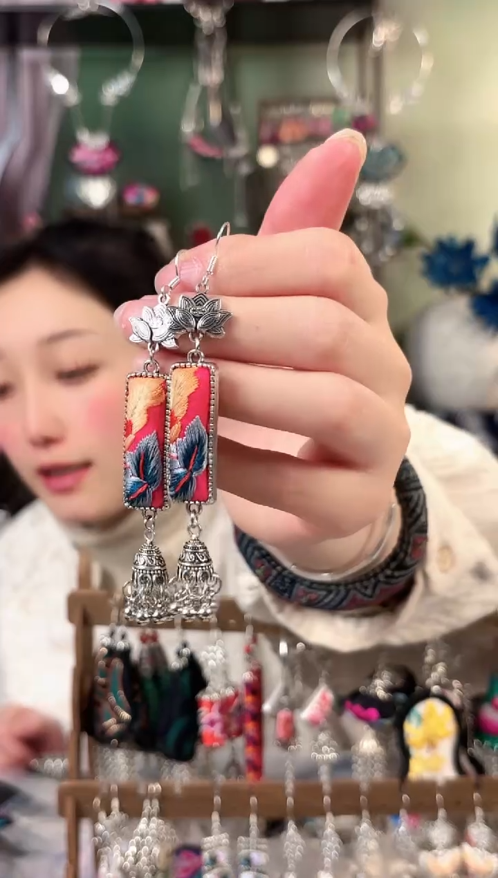 彩云南阁非遗老绣饰品184*