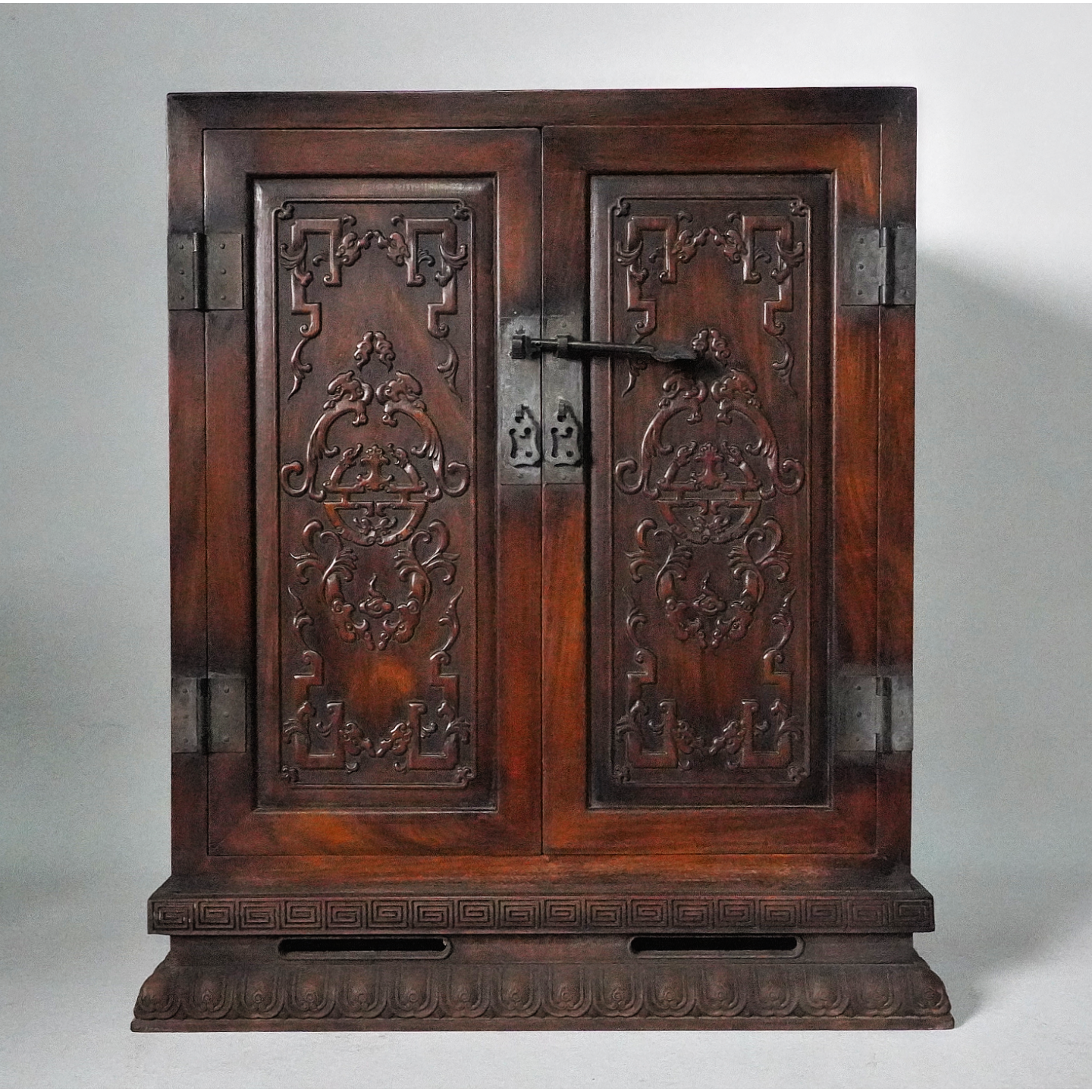 文华开物第201期拍品 13 清代 黄花梨龙纹箱