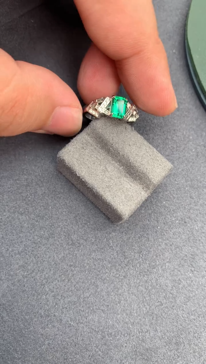 【闪购商品】祖母绿戒指18K金镶嵌81分祖母绿戒指