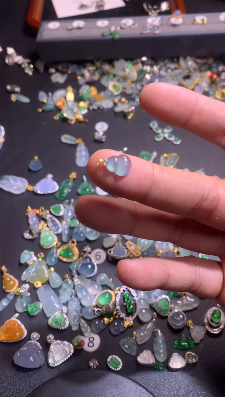 【闪购商品】翡翠吊坠(不含链)18K金镶嵌尺寸较小颜色随机