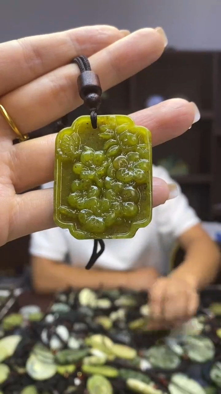 未镶嵌岫玉挂件 