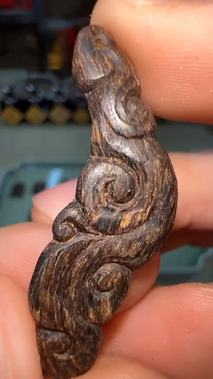 文莱黑棋沉水雕刻件0.8g