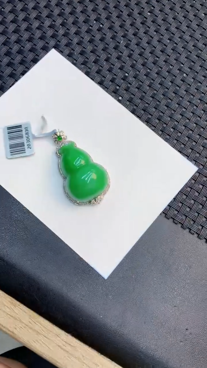 翡翠18K金镶嵌颈饰             8