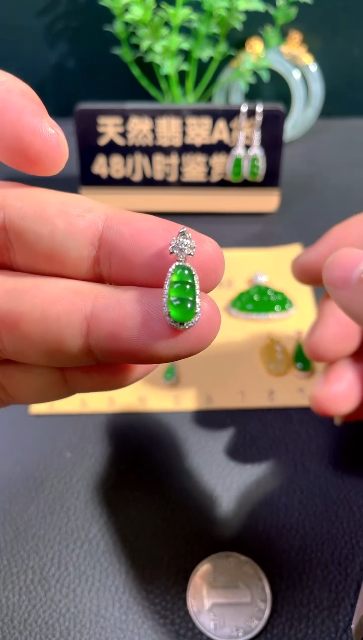 颈饰18K金镶嵌翡翠翡翠