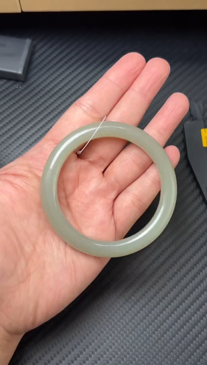 未镶嵌手镯和田玉且末近矿微色差54 +手镯