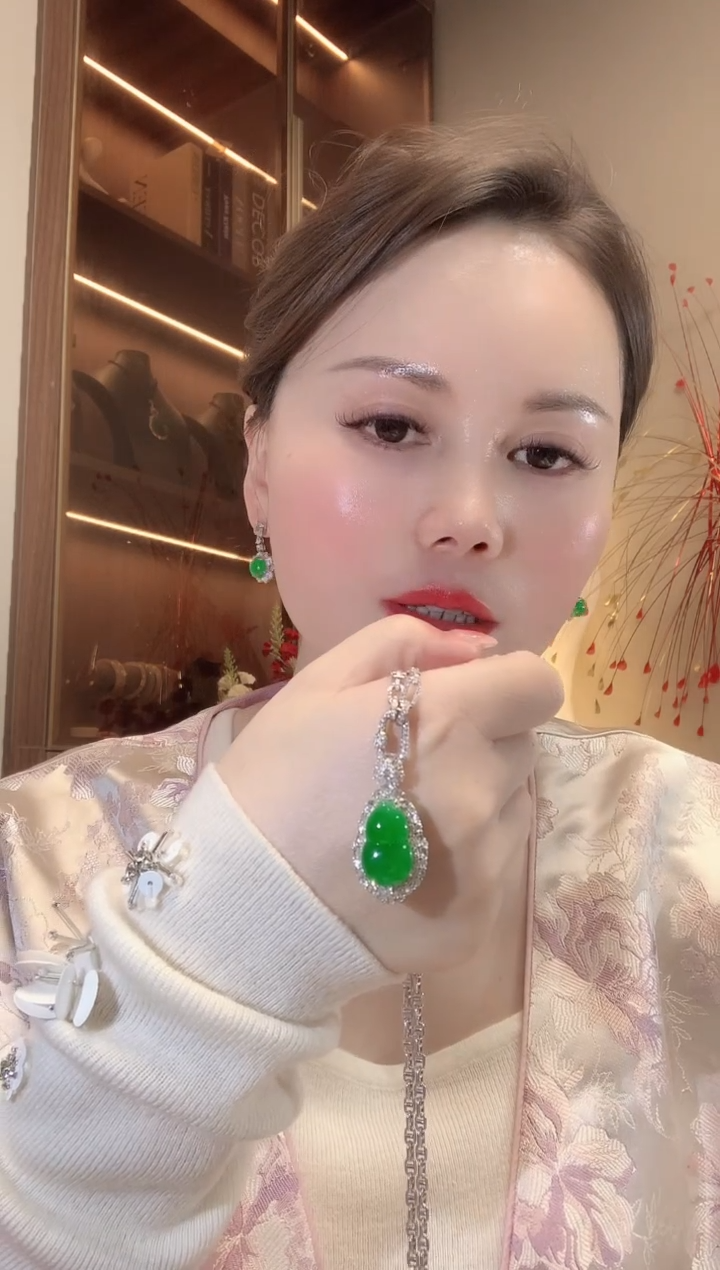【闪购商品】翡翠吊坠(不含链)18K金镶嵌C92 