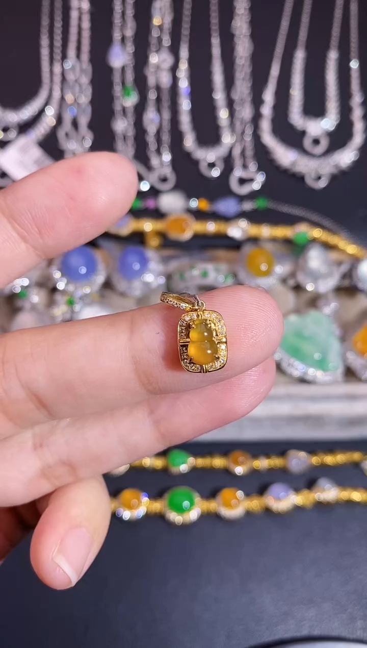 颈饰18K金镶嵌翡翠吊坠