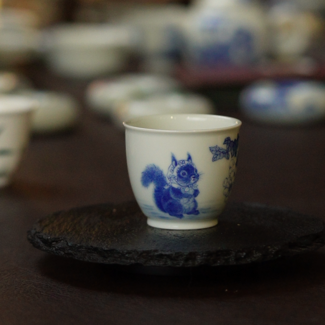 全手绘青花松鼠陶瓷主人杯