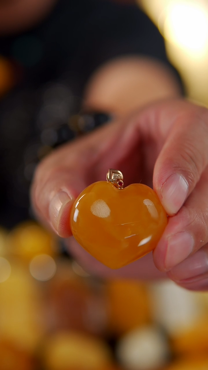 【闪购商品】蜜蜡颈饰18K金镶嵌焦皮料爱心吊坠14.1