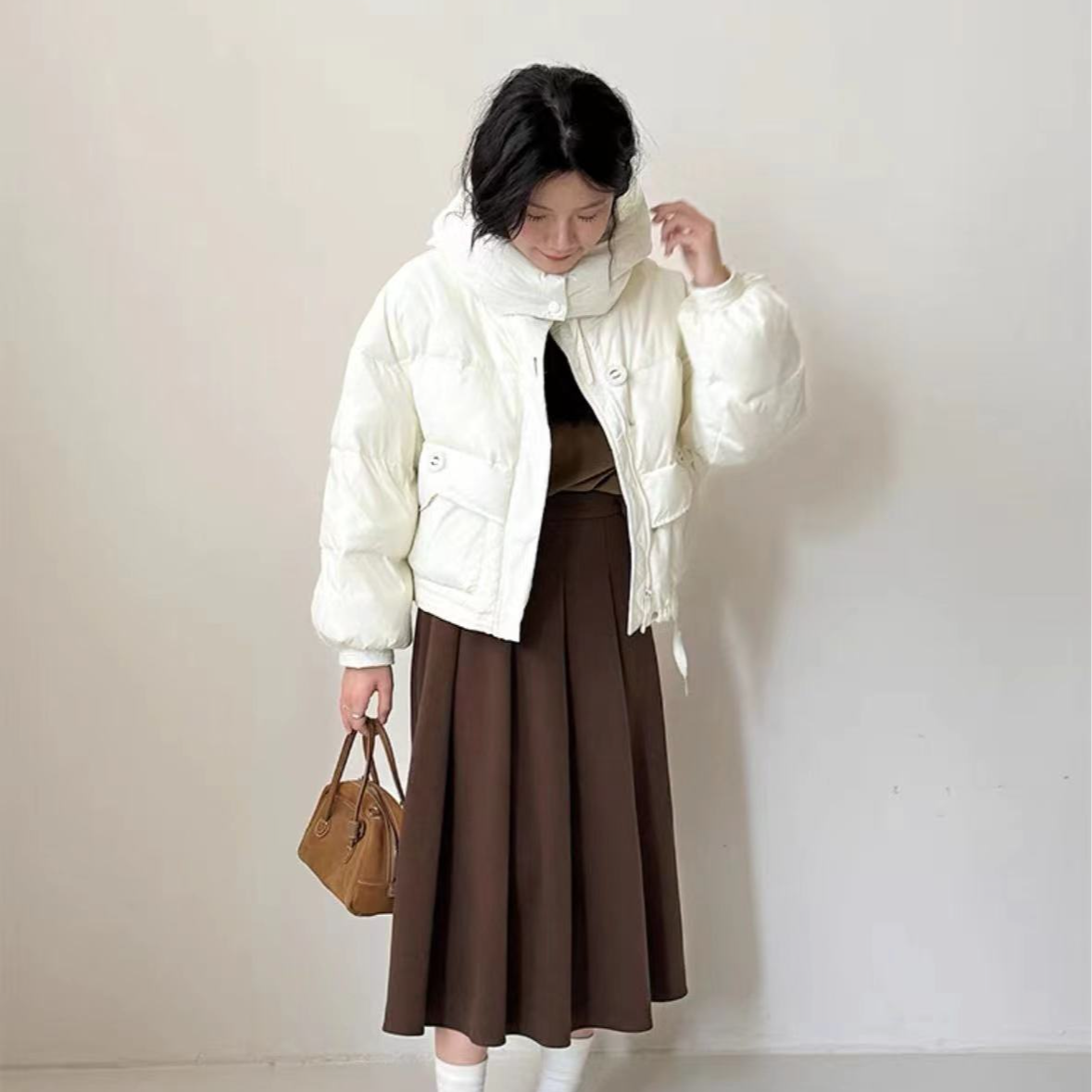 7795-扣子飘带款（白色）连帽短款羽绒服