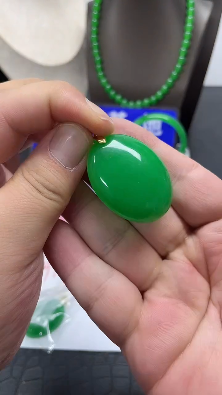 颈饰14K金镶嵌翡翠168蛋面