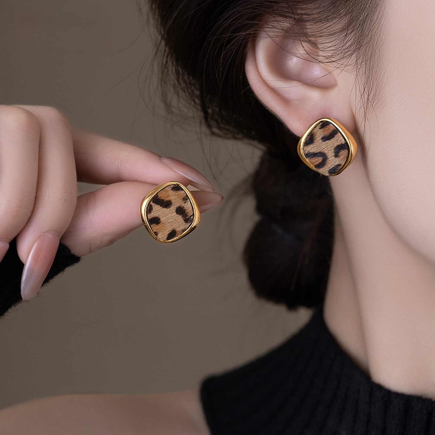 铜合金耳饰 港风秋冬豹纹耳钉女气质时尚通勤耳环小众设计感耳饰 
