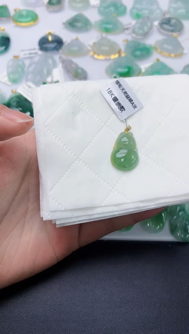 颈饰18K金镶嵌翡翠天然A货
