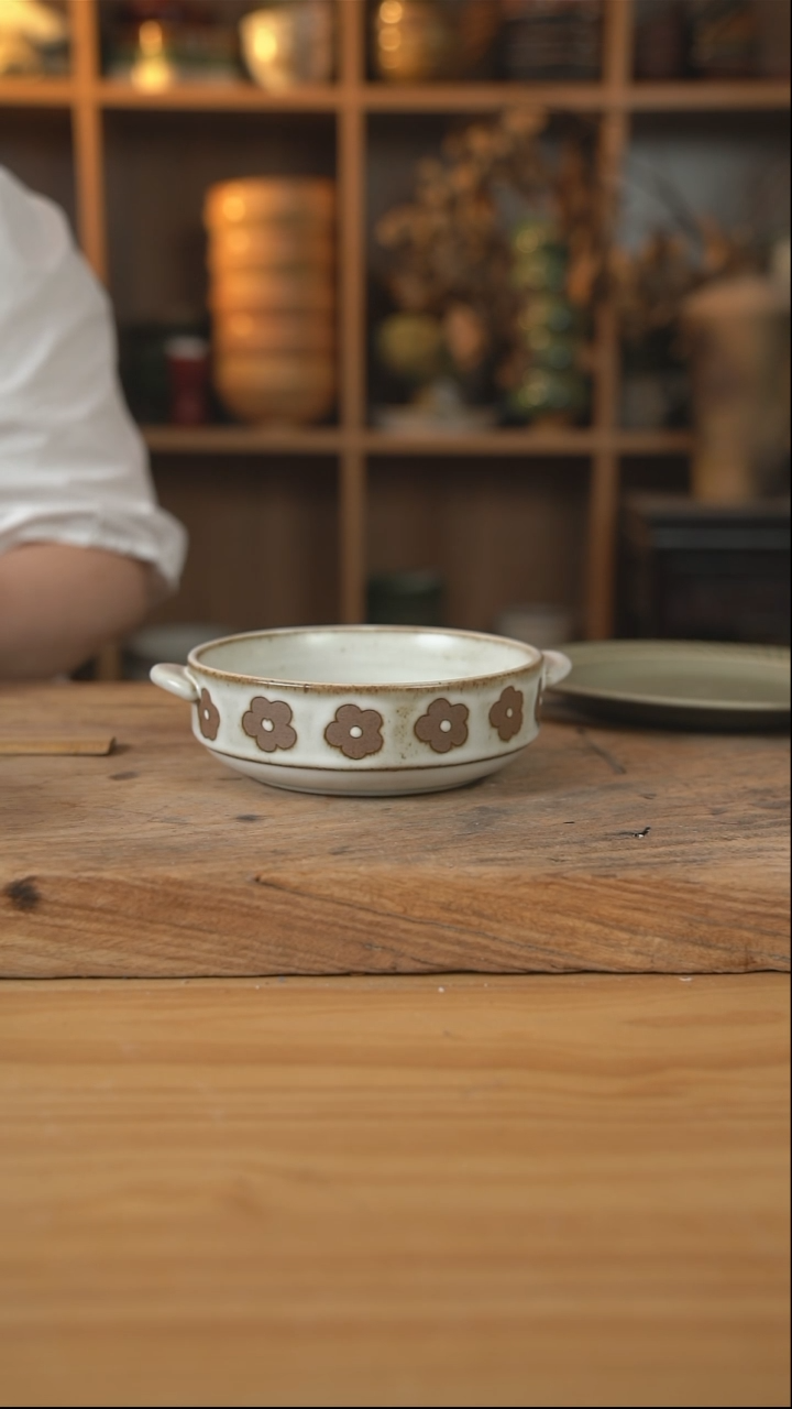 白色雕刻小花的6英寸双耳小盘