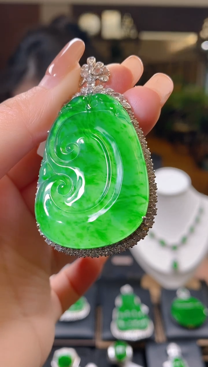 【闪购商品】翡翠吊坠(不含链)18K金镶嵌翡翠吊坠