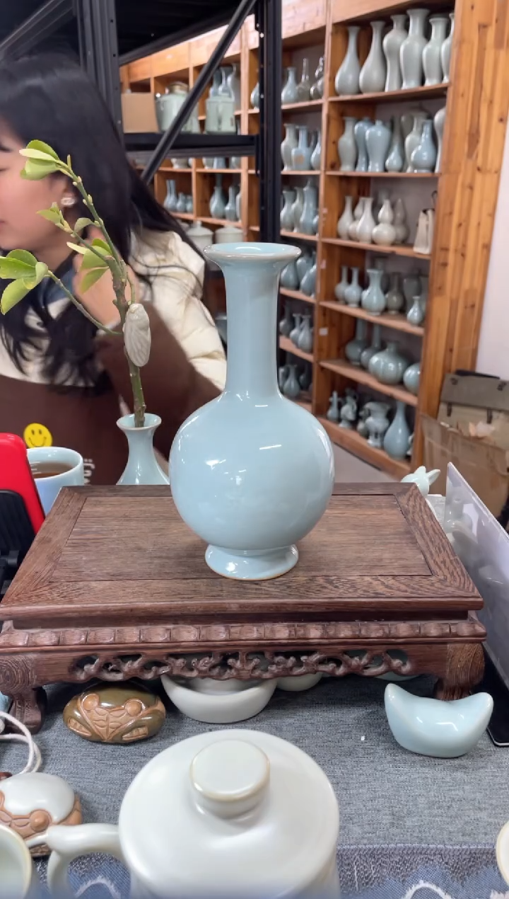 【闪购商品】瓷片天青鹅颈瓶。。。