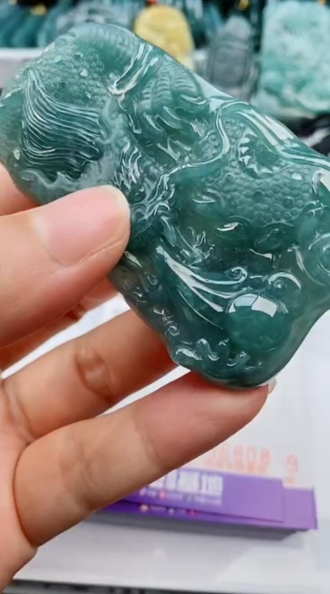 翡翠未镶嵌颈饰                