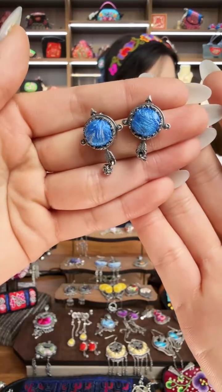 【闪购商品】织绣164蒙阿苏苗绣传承
