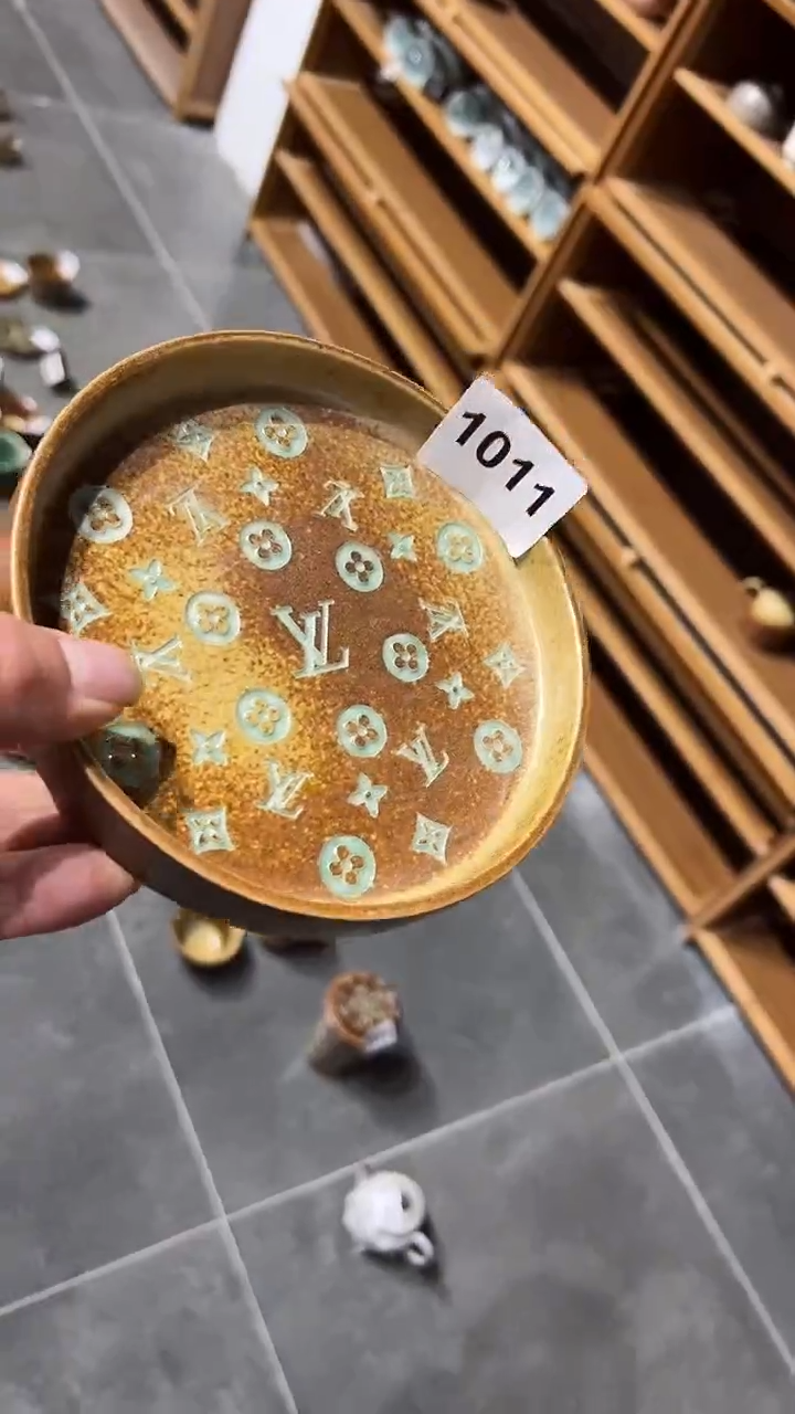 龙泉窑老花壶承微瑕1011