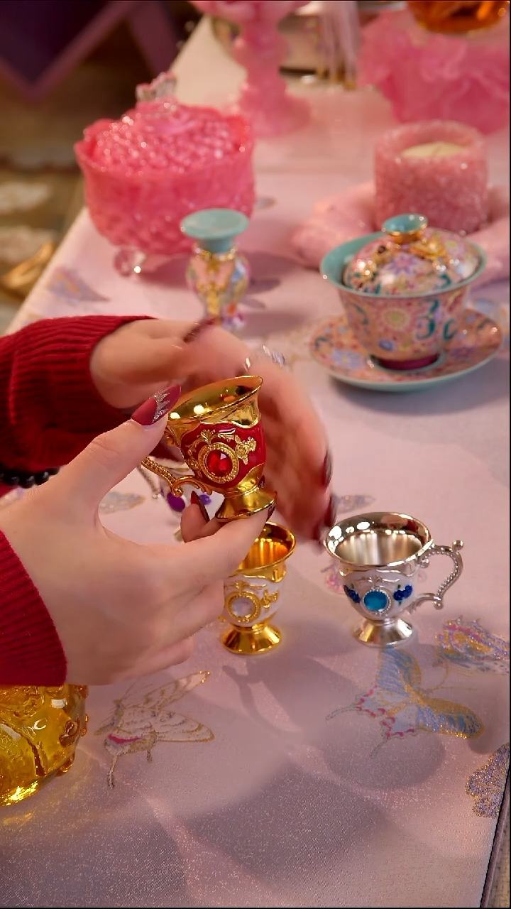 红色 茶酒杯 如图所示 