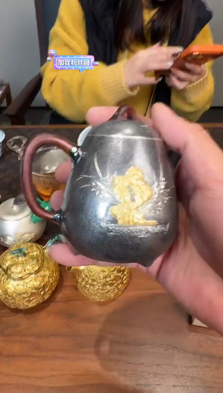 -课*表'呆坐 錾刻嵌金幽兰抱石 祥瓜壶